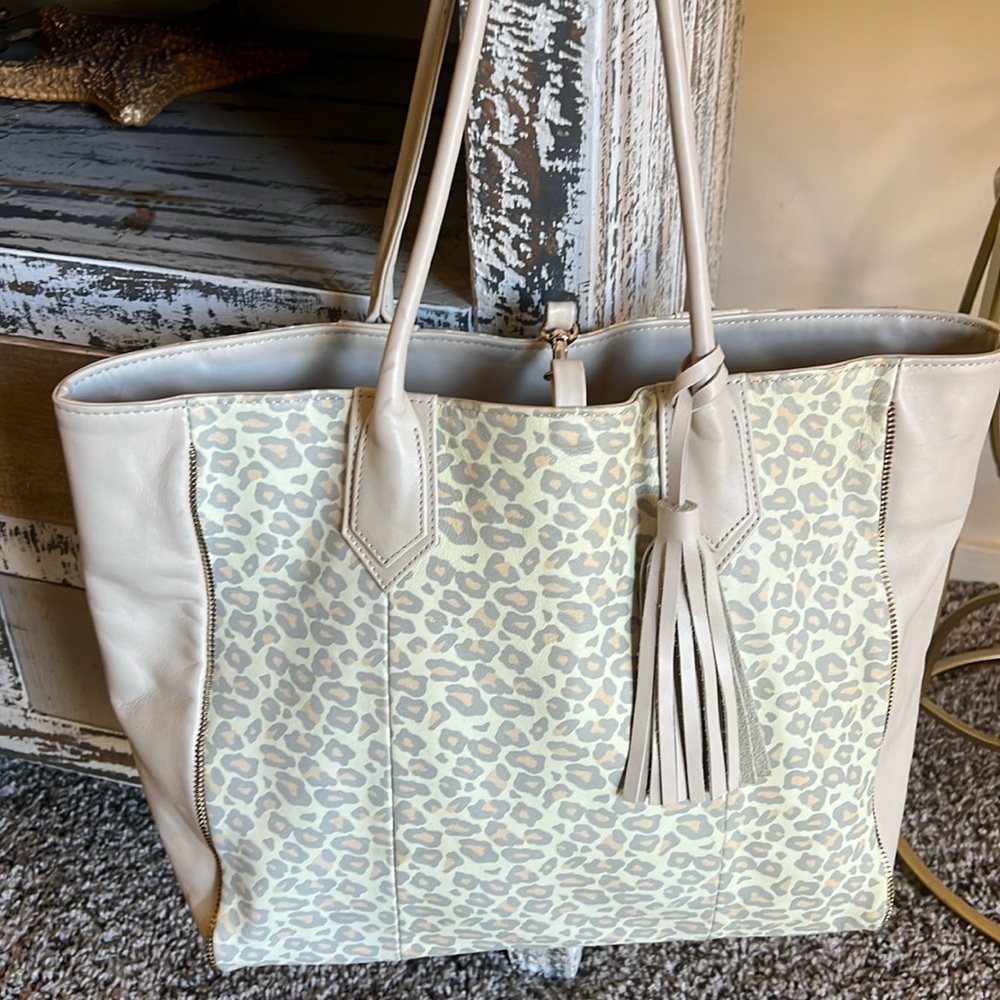 LAUREN MERKIN
Reese Toffee High Gloss Leather
Zipper Trim Tote‎ Made In U… - Picture 2 of 14